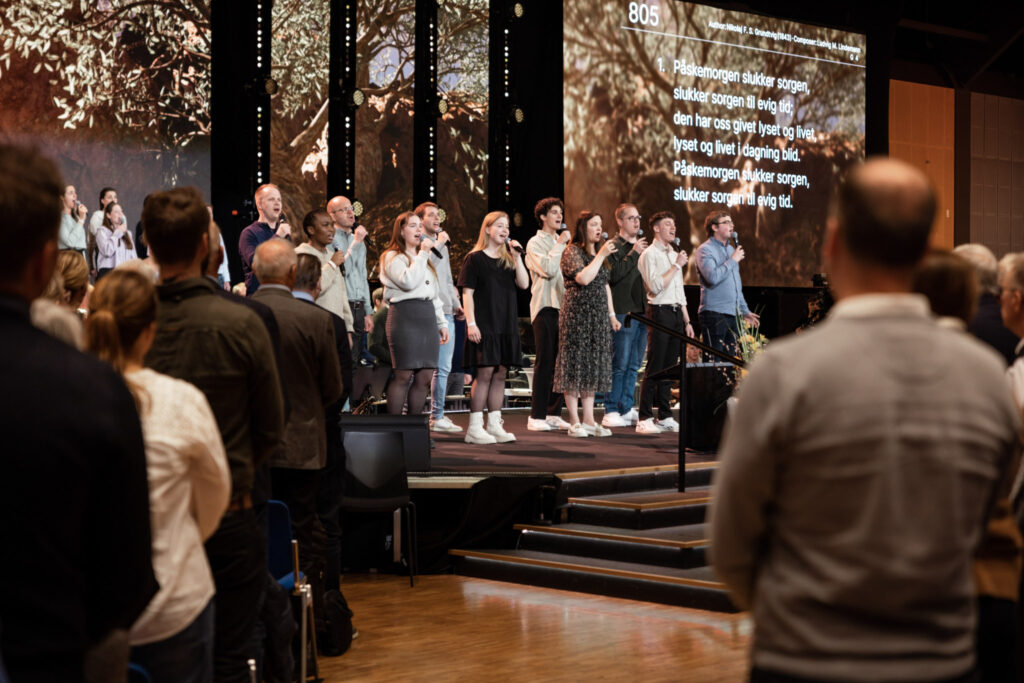 It is a firm tradition that the whole hall stands up to sing “Day has dawned now! Sorrow’s gone now!” on Sunday morning.