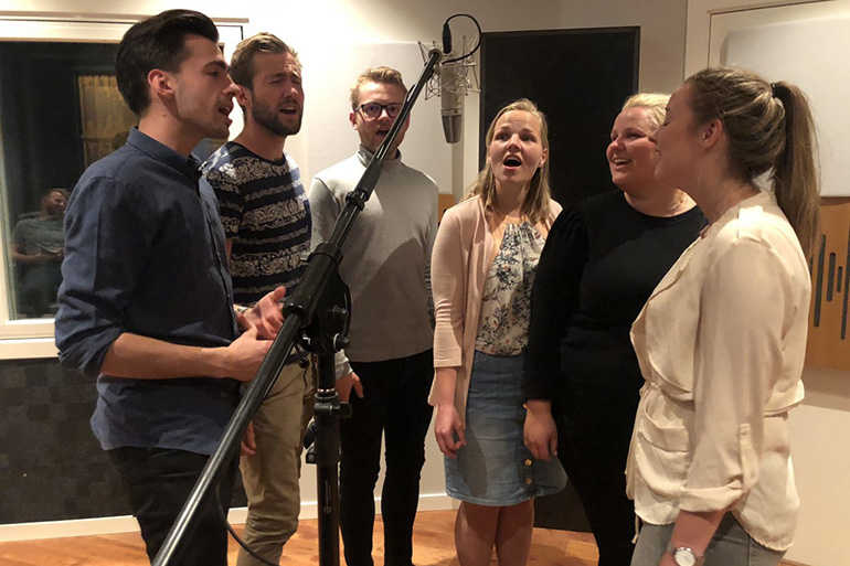 ><br><em>Ukentlige innspillinger i lydstudioet gir en imponerende musikkproduksjon året rundt. Foto: BCC</em></p>



<h4 class=