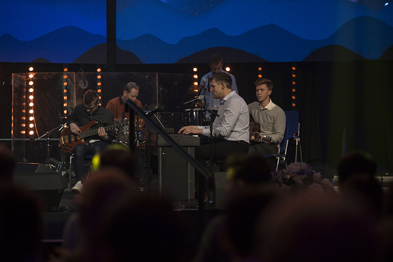 ><br><em>Bandet i Seasound, med Dag Helge Bernharden i spissen, gjør en viktig jobb hele året, ikke minst under de mange live opptredene koret har. Foto: BCC</em></p>



<h4 class=