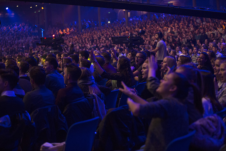 ><br><em>Det var god stemning og engasjement blant ungdommene i salen også etter midnatt. Foto: BCC</em></p><p class=