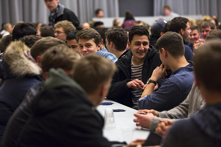 ><br><em>Spente ungdommer har ankommet Øyni i Hallingdal, spente og klare for en helg i vinterland. Foto: BCC<br></em><br><em><img decoding=