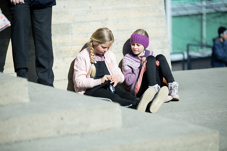 ><br><em>To gode venner har funnet seg en plass i sola. Foto: BCC</em></p><p class=