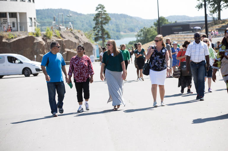 ><br><em>Deltakerne fikk guidet omvisning både inne og ute på konferanseområdet, og det norske sommerværet viste seg fra sin beste side hele dagen. Foto: BCC</em></p><p class=