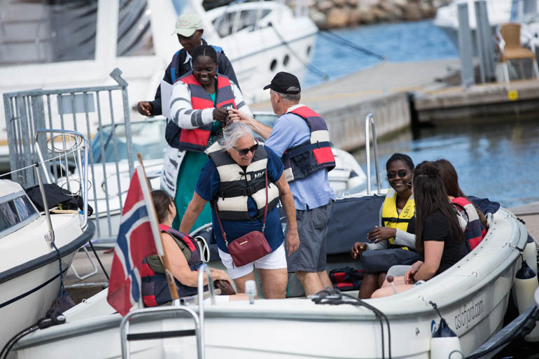 ><br><em>Nye og gamle venner koser seg på tur i Vestfolds skjærgård. Foto: BCC</em></p>
<p><img decoding=