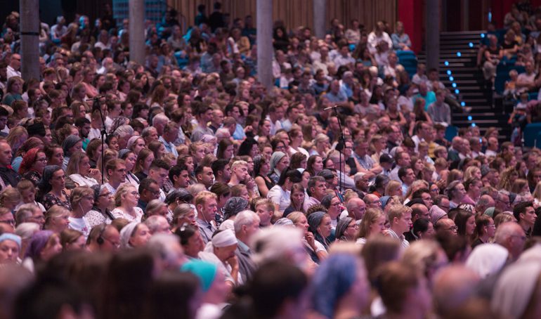 ><br><em>Det var fullt i storsalen under årets åpningsmøte på Oslofjord Convention Center. Møtene holdes på norsk, men oversettes simultant til rundt 20 språk. Foto: BCC</em></p>



<h3 class=