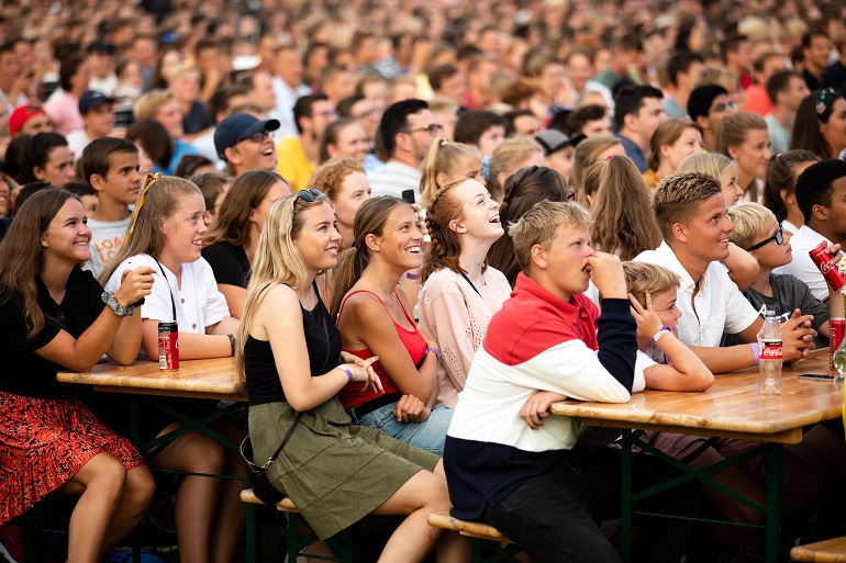 ><br>4.000 ungdommer nyter sommerkvelden ned ved bryggene. Foto: BCC</em></p><p class=