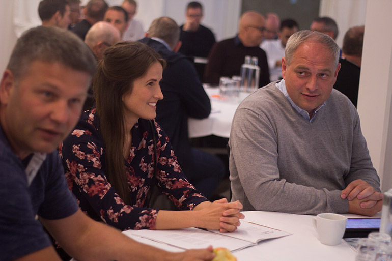 ><br><em>Tilhørerne kunne sette seg inn i saksdokumentene på forhånd, og fikk en grundig gjennomgang i  årets representanskapsmøte. Foto: BCC</em></p><p>Videre presenterte Hustad Nilsen årsrapporten for 2018, bakgrunnen for arbeidet og hvordan den bygger på BCC sine verdier for kommunikasjon: åpenhet, ryddighet, tydelighet og gjensidig respekt.</p><p>CFO og styremedlem Tore Aslaksen orienterte om den økonomiske langtidsplanen som går helt fram til 2030. En rekke forutsetninger må tas, men det overordnede formålet er at BCC og medlemmene skal oppleve forutsigbarhet og trygghet også på det økonomiske området.</p><p><em><img decoding=