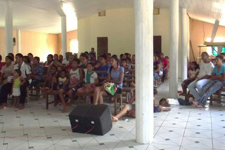 ><br><em>Menigheten i Para samlet for å se på streaming av augustkonferansen, hvor fjerntolking til portugisisk er integrert. Foto: BCC Brasil </em></p>



<h4 class=