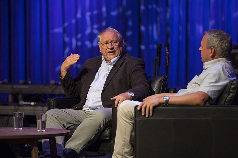 ><br><em>Bjørn Nilsen og Gershon Twilley underviser ungdom fra hele verden som møtes og blir inspirert av den samme forkynnelsen. En fantastisk arena for misjon, mener begge. Foto: BCC </em></p>
<p>Bjørn Nilsen, rektor ved skolen, er enig. </p>
<p>– Brunstad Bibelskole, med dens innhold og læreplaner, er på mange måter en vesentlig del av det vi ser på som vårt misjonsarbeid i BCC, sier han.</p>
<p>– Vår misjonsprofil har vært å arbeide for å føre evangeliet videre fra person til person, blant de mennesker vi møter. Det legger vi også til rette for her, for vårt mål med bibelskolen er at det kan fødes en personlig tro og tilknytning til Jesus hos mange av de unge som kommer hit. Når de reiser hjem etter endt opphold ser vi at mange blir en verdifull ressurs i sine lokalmenigheter og hjemland, fordi de er blitt selvstendige troende mennesker.</p>
<p>– Gershon har en viktig funksjon her på skolen i det å ivareta elevenes ve og vel, også deres fritidssituasjon, fortsetter Nilsen. </p>
<p>– Han har også ansvar for ungdomsmøtene som inngår i skolens læreplaner. Det er viktig at alle de som underviser her kan formidle den ånd som ligger i evangeliet. Her er Gershon en god lærer, ved det at han ikke bare underviser i teori og tørre fakta, men får frem ånden og livet, understreker han.</p>
<p><img decoding=