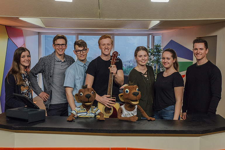 ><br><em>En del av bidragsyterne til sommerens sendinger av «Opp av Køya». Foto: BrunstadTV.</em></p><p class=