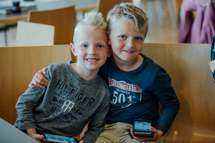 ><br><em>De yngste så ut til å kose seg på pinsekonferansen, til tross for grått og vått vær ute</em></p><p class=