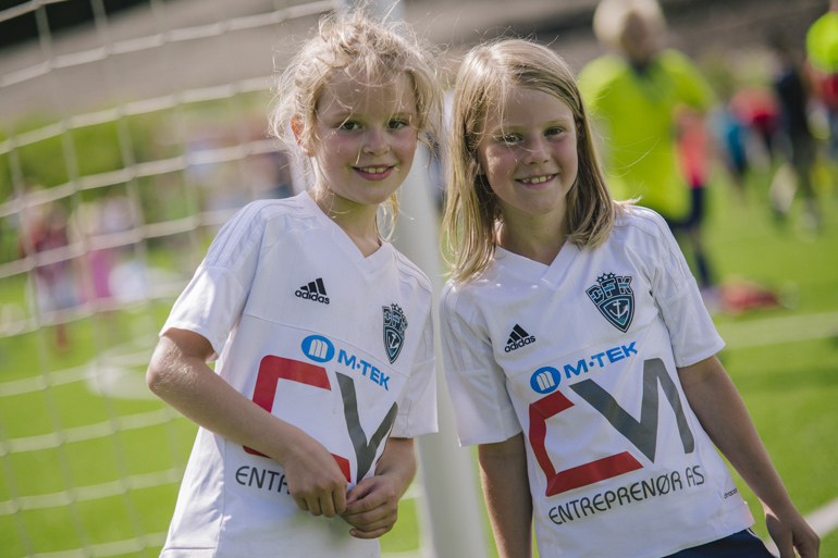 ><br><em>Blide venninner fra Horten på kunstgressbanen til Oslofjord. Foto: BCC</em></p><p class=