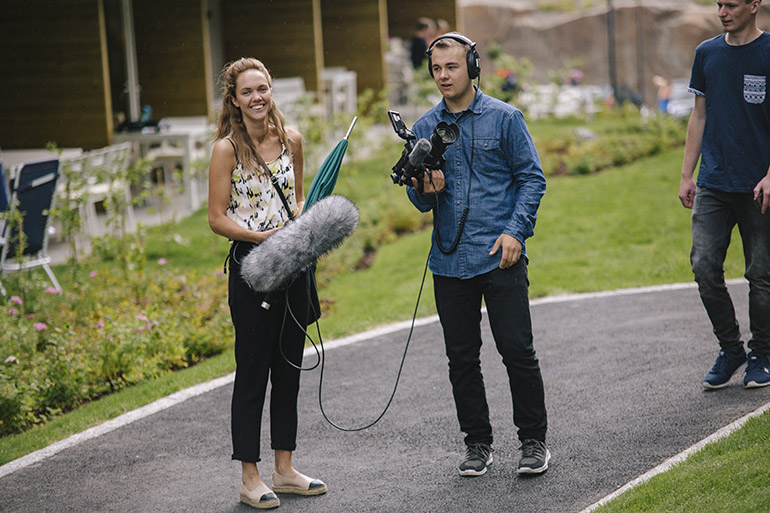 ><br><em>Randi Fosse og Arvid A. Knutsen fra BrunstadTV i gang med et opptak til «God Morgen Brunstad» i sommer. Foto: BrunstadTV</em></p><p class=
