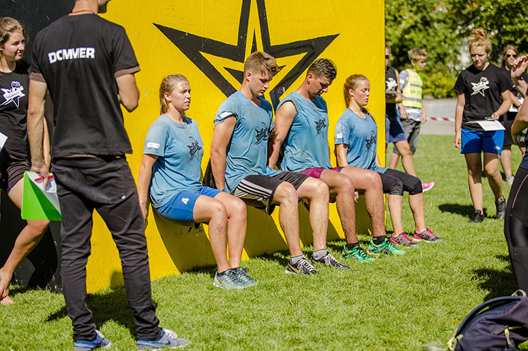 ><br><em>Outdoor Challenge har tradisjonelt vært en lagkonkurranse, men i år kan alle som vil melde seg på. Foto: BCC</em></p><p>– I forbindelse med sommerkonferansene kommer det en stor andel barn og ungdom blant deltakerne, og vi ønsker å ha et bredt utvalg av tilbud som fanger ulike interesser. Dette er en konkurranse som egner seg for de fysisk aktive, og det å forberede seg til deltakelse er en fin måte å trene og komme seg i form på.</p><p>Van Dijk oppfordrer nå deltakere til å utfordre andre motstandere.</p><p>– Det er veldig mange som har konkurranseinstinkt og liker å konkurrere. Nå har man også muligheten til å utfordre andre som synes det er moro med konkurranse. Det blir utrolig spennende å se hvordan deltagerne kommer til å takle de tøffe postene.  Jeg tror det blir jevnet og mange kommer til å knive om førsteplassen.</p><p><img decoding=