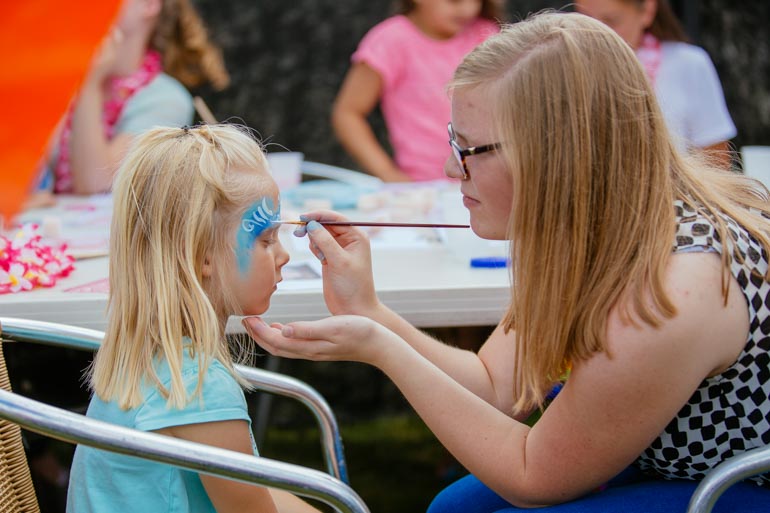 ><br><em>Mange frivillige hadde stilt opp i de 20 postene som var rigget til. Ansiktsmaling og tegnebod var noen av dem. Foto: BCC</em></p>
<p>Barna fikk også møte noen kjente figurer fra BrunstadTV, som Johnny, Lillebjørn, Stig og Ståle. De to sistnevnte, skal gjennom TV-skjermen og programmet «Opp av Køya» sørge for å vekke barna på Brunstad hver morgen gjennom hele konferanseuka med sine humoristiske skråblikk på Brunstadlivet.</p>
<p><img decoding=