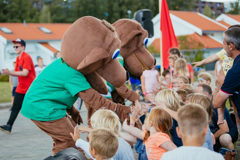 ><br><em>Stig og Ståle fra &nbsp;morgensendingene &laquo;Opp av Køya&raquo; var besøk, til glede for mange unge fans.&nbsp;Foto: BCC</em></p><p class=