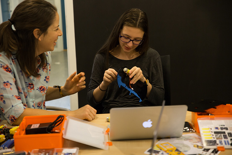 ><br><em>Disse to jentene elsker teknologi, og var helt klare for å melde seg på robotbygging da det kom opp som en mulighet. Foto: BCC</em></p>
<p><img decoding=