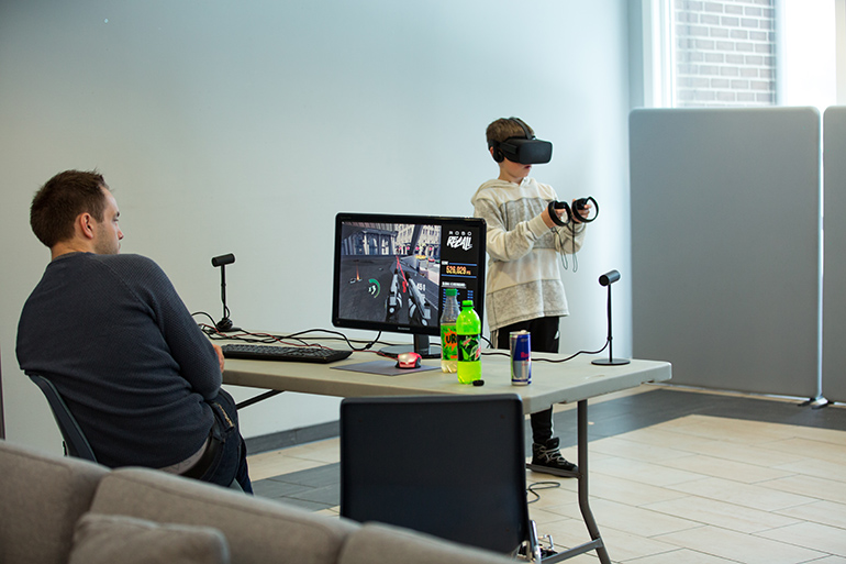 ><br><em>Deltakerne på LAN’et får også prøve spill med VR-briller. Her sammen med mentor Vidar Jacobsen. Foto: BCC</em></p><p class=