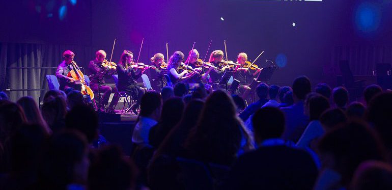 ><br><em>Musikk og sang: her fremfører en av gruppene sitt innslag under forrige ungdomscamp. Foto: BCC</em></p>
<p><img decoding=