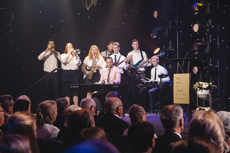 ><br><em>Mange lokale talenter i sving under TV-sendingen, her ved Winnipegs eget husband. Foto: BCC</em></p><p><img decoding=