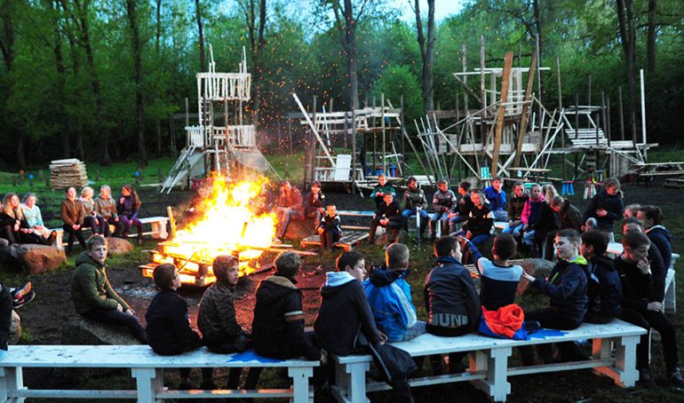 ><br><em>En av de mest populære aktivitetene er definitivt hyttebyggingen. Med hjelp fra eldre ungdom får barna bygge egne plankehytter, som til slutt danner en liten hyttelandsby. Foto: cgninfo.nl<br></em><br><img decoding=
