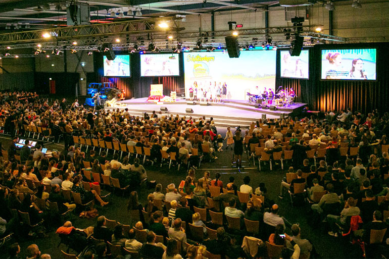 ><br><em>Kveldene har også et fullspekket program, med temasamlinger med kristent innhold for barn og ungdom. Foto: cgninfo.nl</em></p><p class=