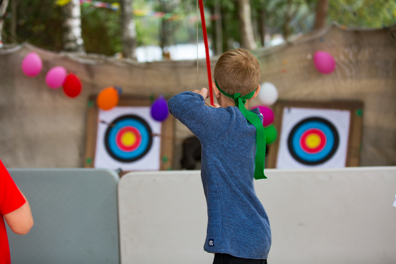 ><br><em>Juniorcamp: Skyting med selvlaget pil og bue i Asterix- og Obelixland. Foto: BCC</em></p><p class=