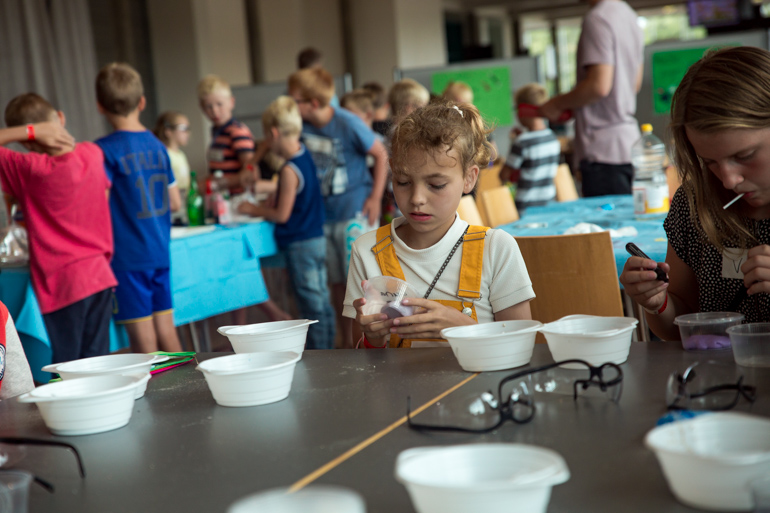 ><br><em>Juniorcamp: Myldrende liv inne i konferansesenteret, hvor det blant annet var kreativ-camp, modellbygging og laboratorie-eksperimenter. Foto: BCC</em></p><p class=