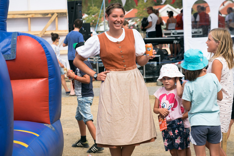 ><br><em>Swiss Day: Hoppeslott og mye annet morsomt for barna denne dagen, med smilende sveitsiske verter overalt. Foto: BCC</em></p><p class=