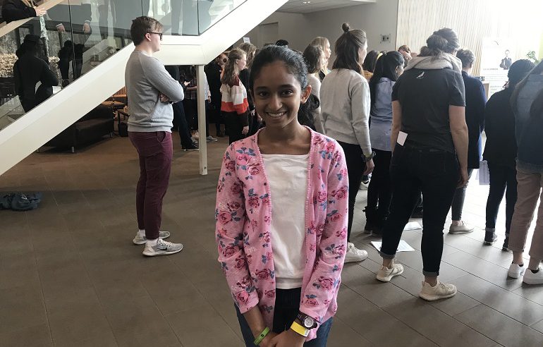 ><br><em>Rahel (13) er en av de yngste deltakerne på musikk, og har kommet helt fra India til Norge for å delta på påskecampen. Foto: BCC</em></p>
<p>– Her får jeg mulighet til å spille i en gruppe sammen med andre, det gjør jeg ikke så ofte hjemme i min lokalmenighet. Mentorene på gruppa er veldig snille og hjelpe meg med mye. Jeg føler meg veldig velkommen her, smiler hun.</p>
<p>Nå er det tid for «Battle of bands», for de 40 deltakerne i orkestergruppa er nemlig delt inn i fire band, som skal konkurrerer mot hverandre i en uhøytidelig konkurranse denne formiddagen. Det er god stemning i den romslige foajeen, og applausen går varm mens bandene entret scenen etter tur.</p>
<p><img decoding=