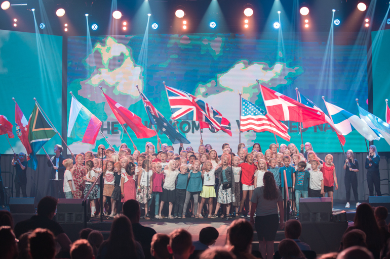 ><br><em>Internasjonalt: På åpningsshowet til barnelekene deltok barn fra alle landene som er representert på stevnet. Foto: BCC</em></p><p><img decoding=