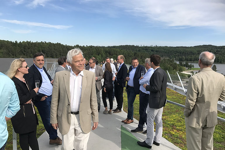 ><br><em>Arkitekt Niels Torp deltok på den offisielle åpningen, på taket av et av de spektakulære byggene</em></p><p class=