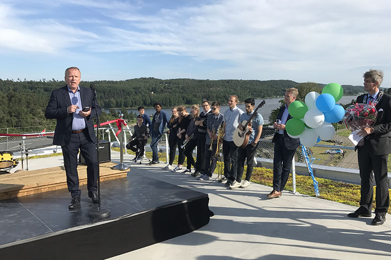><br><em>Åge Gangsøy fra Oslofjord Property AS, ordfører Bjørn Ole Gleditsch til høyre</em></p>
<p>Åge Gangsøy i Oslofjord Property, innledet sin tale med å takke alle samarbeidspartnere og eierne som har visjonen for denne utbyggingen. – Uten visjoner og pågangsmot hadde ikke dette vært bygget, konstaterte han i sin tale under den offisielle åpningen torsdag 15. juni.</p>
<p><img decoding=