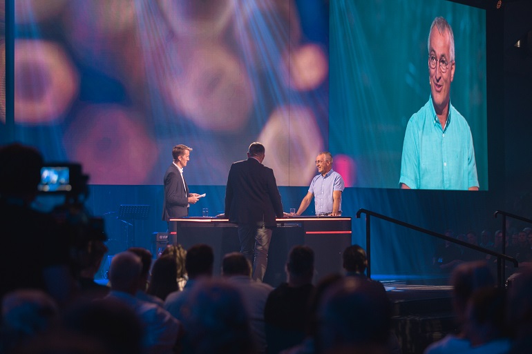 ><br><em>Styremedlemmer Tore Aslaksen og Finn Åge Ødegård orienterte blant annet hvordan gavemidler blir forvaltet i foreningen, BCCs fond og den langsiktige økonomiplanen som er vedtatt. Foto: BCC</em></p><p>Styreleder Berit Hustad Nilsen orienterte om arbeidet med årsrapporten og hvordan foreningen jobber for å oppfylle sitt formål. Hun svarte også på spørsmål om informasjonsarbeidet i BCC, og hva hun synes om å samarbeide med pressen om en riktig fremstilling av trossamfunnet.</p><p>BCC ønsker gjerne at medlemmene sier fra dersom de mener noe er kritikkverdig med virksomheten. Hustad Nilsen minnet derfor om at medlemmene må fortsette å henvende seg til BCCs kontaktfunksjon med spørsmål, innspill eller tilbakemeldinger. Ved å bidra selv, kan medlemmene på denne måten være med å utvikle BCC til det bedre.</p><p><img decoding=