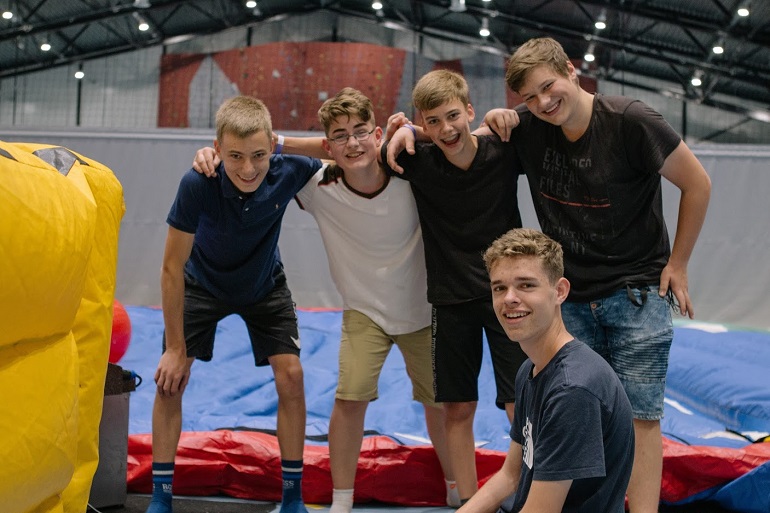 ><br><em>Flinke tenåringer som hjelper til å rigge opp hoppeslottene. Foto: BCC</em></p>
<p><img decoding=