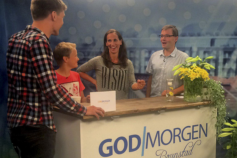 ><br><em>God stemning i studioet til God Morgen Brunstad, her fra et par år tilbake. Foto: BrunstadTV</em></p><p><strong>Engasjert mange medieinteresserte </strong></p><p>Fosse forteller også at TV-programmet «God Morgen Brunstad» har vært en viktig arena for opplæring og rekruttering blant unge stevnedeltakere fra mange land. Flere titalls personer har vært i sving daglig, og team fra ulike lokalmenigheter har fått produsere filminnslag til sendingene, under veiledning av mer erfarne ressurser. I år har BrunstadTV selv stått for produksjonen, og konseptet er endret fra omfattende studiosendinger til et mer rendyrket informasjonsprogram basert på kortere reportasjeklipp. På den måten blir sendingene mer effektive og korte, slik at de også enkelt kan deles til stevnedeltakerne via sosiale medier, og dermed være tilgjengelig hele døgnet, ikke bare på morgenen.</p><p><img decoding=