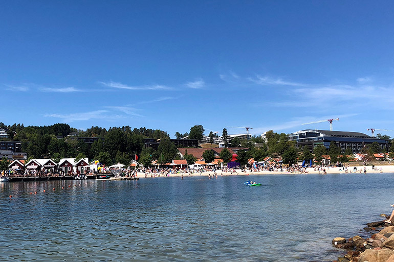 ><br><em>Konferanseanlegget på Oslofjord viste seg fra sin beste siden med strålende sommervær denne søndagen. Foto: BCC</em></p>
<p><img decoding=