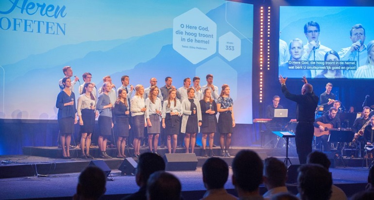 ><br><em>Sangkveld: CGNs kor og orkester presenterer et flott musikkshow på scenen</em></p>
<p><em><img loading=