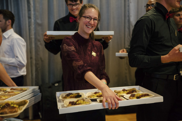><br><em>Kveldens blide servitører gjorde en formidabel jobb, så alle de 8300 gjestene fikk varm mat, varm kaffe og en strålende service.&nbsp;Foto: BCC</em></p><p class=