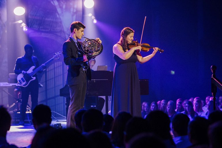 ><br><em>Dette vakre og stemningsfulle innslaget fikk stående applaus av publikum. Foto: BCC</em></p><p><img decoding=